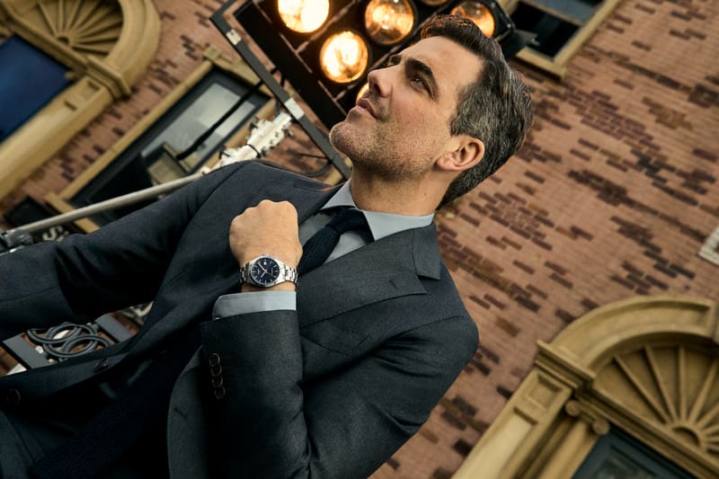 Mann im Anzug mit einer Tissot Gentleman am Handgelenk
