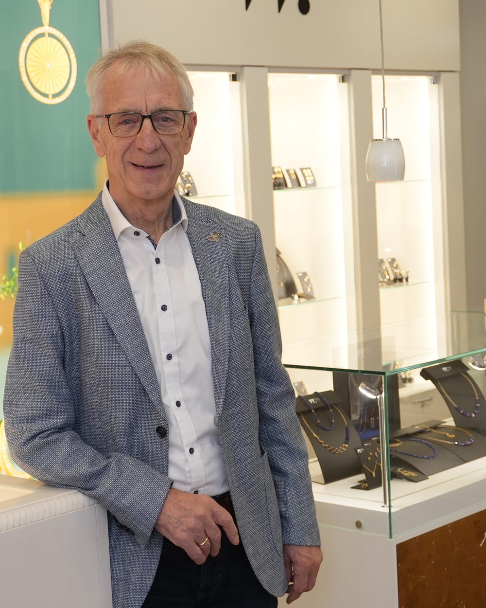 Herr Bergmann an einer Schmuckvitrine in seinem Geschäft in Walsrode