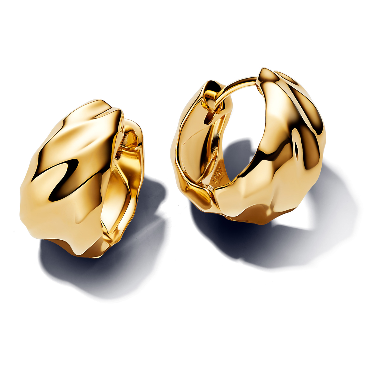 PANDORA SHINE Gewellte Breite Creolen-Ohrringe 14 Karat Vergoldung 263874C00