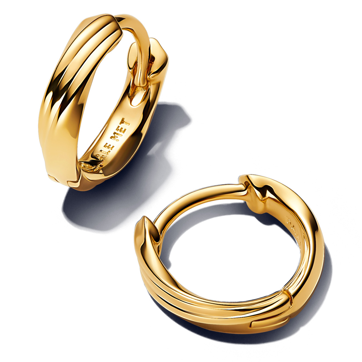 PANDORA SHINE Verdrehte Huggie-Ohrringe 14 Karat Vergoldung 263871C00